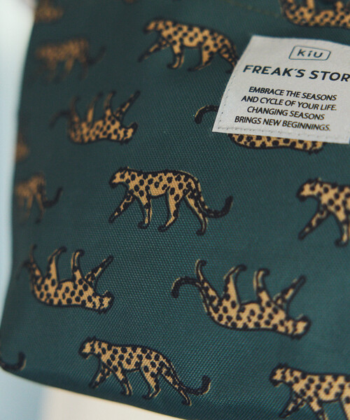 KiU(キウ)の「KiU×FREAK'S STORE/キウ×フリークスストア 別注 2WAY 600D TOTE MINI BAG ミニ トートバッグ(トートバッグ・メンズ・レオパード/ベージュ/ブラック・ONE SIZE)」の4枚目の写真