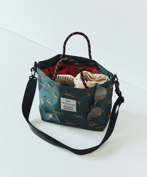 KiU(キウ)の「KiU×FREAK'S STORE/キウ×フリークスストア 別注 2WAY 600D TOTE MINI BAG ミニ トートバッグ(トートバッグ・メンズ・レオパード/ベージュ/ブラック・ONE SIZE)」の11枚目の写真