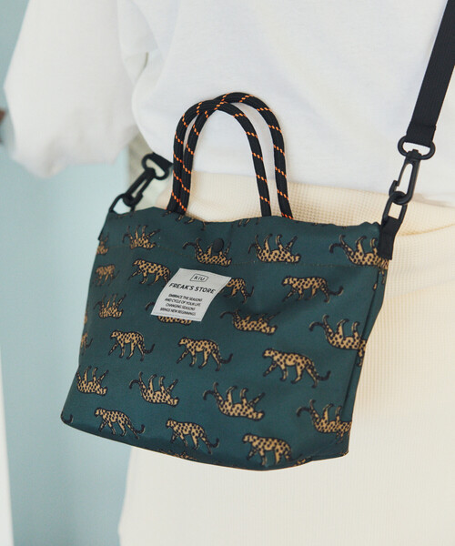 KiU(キウ)の「KiU×FREAK'S STORE/キウ×フリークスストア 別注 2WAY 600D TOTE MINI BAG ミニ トートバッグ(トートバッグ・メンズ・レオパード/ベージュ/ブラック・ONE SIZE)」の14枚目の写真