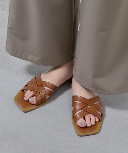 COLONY 2139(コロニートゥーワンスリーナイン)の「クロスアッパーサンダル(サンダル・レディース・キャメル/ブラック・MEDIUM/LARGE)」の2枚目の写真