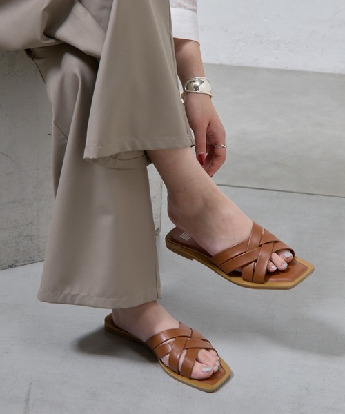 COLONY 2139(コロニートゥーワンスリーナイン)の「クロスアッパーサンダル(サンダル・レディース・キャメル/ブラック・MEDIUM/LARGE)」の6枚目の写真