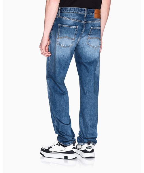 ARMANI EXCHANGE（アルマーニエクスチェンジ）の「【A|X アルマーニ エクスチェンジ】ミディアムブルーウォッシュデニムパンツ_J13 SLIM（デニムパンツ・メンズ・インディゴブルー・29inch/30inch/31inch/32inch/33inch/34inch/38inch/40inch/36inch）」の2枚目の写真
