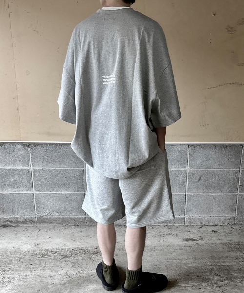 YACA(ヤーカ)の「Logo Print Over Tee/ロゴプリントオーバーTシャツ【unisex item】(Tシャツ/カットソー・レディース・ホワイト/ブラック/グレー・FREE/2/1)」の19枚目の写真