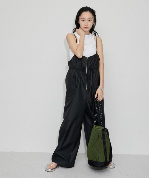 ADAM ET ROPE'（アダムエロペ）の「【定番人気】シャイニータフタ撥水ロンパース（つなぎ/オールインワン・レディース・ベージュ/ブラック・FREE）」の8枚目の写真