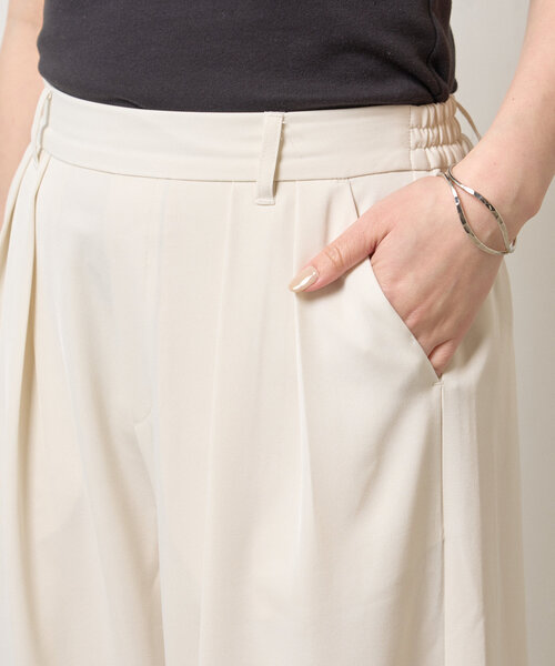Jena espace merveilleux(ジェナ エスパスメルヴェイユ)の「【サイズ展開あり】ループ付きトロミワイドパンツ(その他パンツ・レディース・ブラック/ベージュ/アイボリー・1/2)」の15枚目の写真