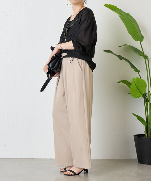 Jena espace merveilleux(ジェナ エスパスメルヴェイユ)の「【サイズ展開あり】ループ付きトロミワイドパンツ(その他パンツ・レディース・ブラック/ベージュ/アイボリー・1/2)」の4枚目の写真