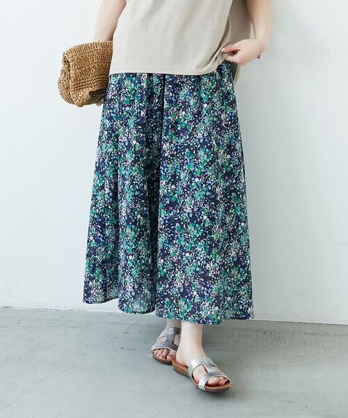 le.coeur blanc（ルクールブラン）の「《手洗い可能》フラワープリントギャザーフレアスカート（スカート・レディース・ベージュ系その他3/ブルー系その他4・38）」の2枚目の写真