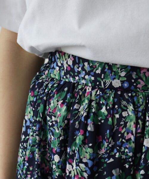 le.coeur blanc（ルクールブラン）の「《手洗い可能》フラワープリントギャザーフレアスカート（スカート・レディース・ベージュ系その他3/ブルー系その他4・38）」の12枚目の写真