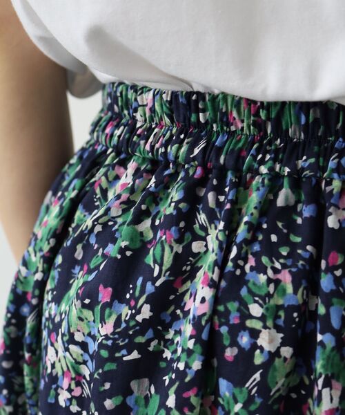 le.coeur blanc（ルクールブラン）の「《手洗い可能》フラワープリントギャザーフレアスカート（スカート・レディース・ベージュ系その他3/ブルー系その他4・38）」の13枚目の写真