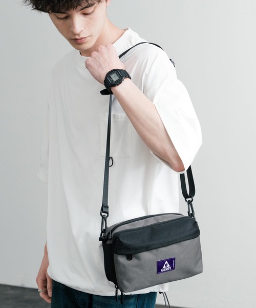 GERRY(ジェリー)の「GERRY ジェリー 撥水加工 E/Fマルチショルダーバッグ ワンポイントロゴ斜め掛けバッグ(ショルダーバッグ・メンズ・ベージュ/チャコールグレー/ブラック/マルチ・FREE)」の9枚目の写真