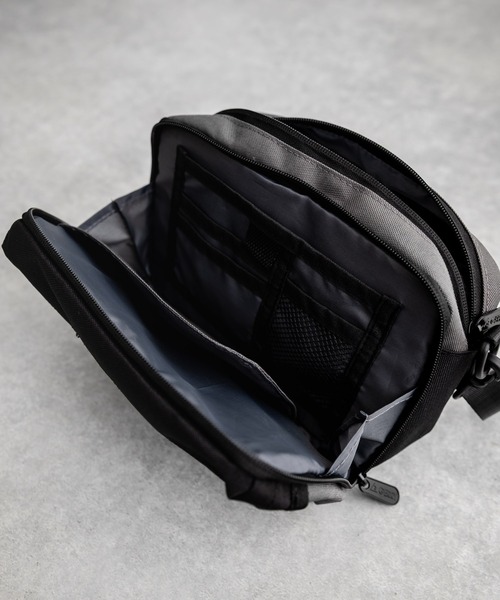 GERRY(ジェリー)の「GERRY ジェリー 撥水加工 E/Fマルチショルダーバッグ ワンポイントロゴ斜め掛けバッグ(ショルダーバッグ・メンズ・ベージュ/チャコールグレー/ブラック/マルチ・FREE)」の16枚目の写真