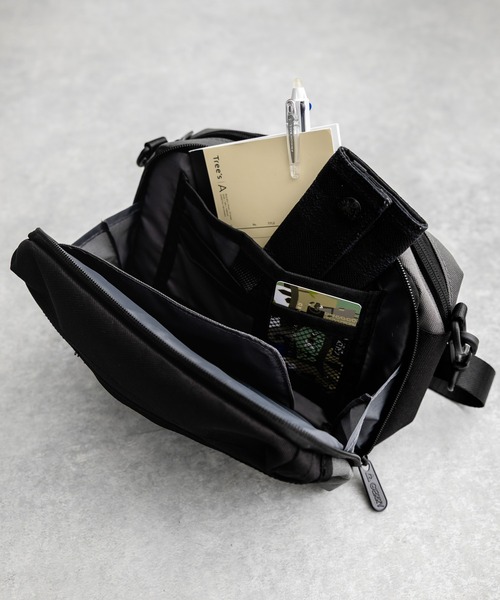 GERRY(ジェリー)の「GERRY ジェリー 撥水加工 E/Fマルチショルダーバッグ ワンポイントロゴ斜め掛けバッグ(ショルダーバッグ・メンズ・ベージュ/チャコールグレー/ブラック/マルチ・FREE)」の13枚目の写真