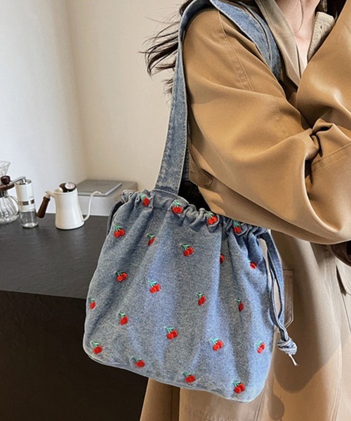 Doux Belle(ドゥーベル)の「チェリー柄 巾着風デニムバッグ(ハンドバッグ・レディース・インディゴブルー/ライトブルー/ブラック・FREE)」の5枚目の写真