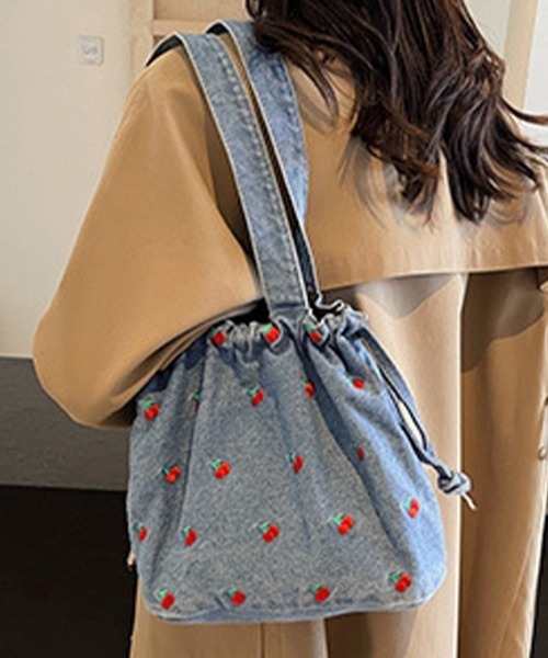 Doux Belle(ドゥーベル)の「チェリー柄 巾着風デニムバッグ(ハンドバッグ・レディース・インディゴブルー/ライトブルー/ブラック・FREE)」の6枚目の写真