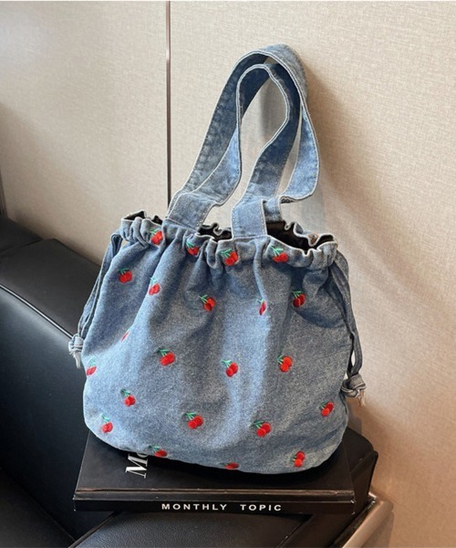 Doux Belle(ドゥーベル)の「チェリー柄 巾着風デニムバッグ(ハンドバッグ・レディース・インディゴブルー/ライトブルー/ブラック・FREE)」の7枚目の写真