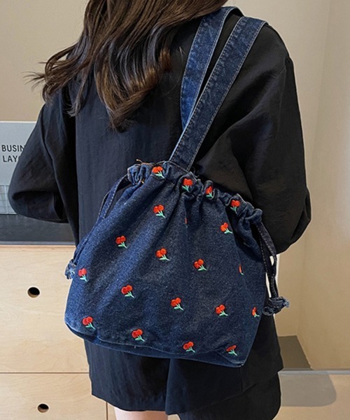 Doux Belle(ドゥーベル)の「チェリー柄 巾着風デニムバッグ(ハンドバッグ・レディース・インディゴブルー/ライトブルー/ブラック・FREE)」の8枚目の写真