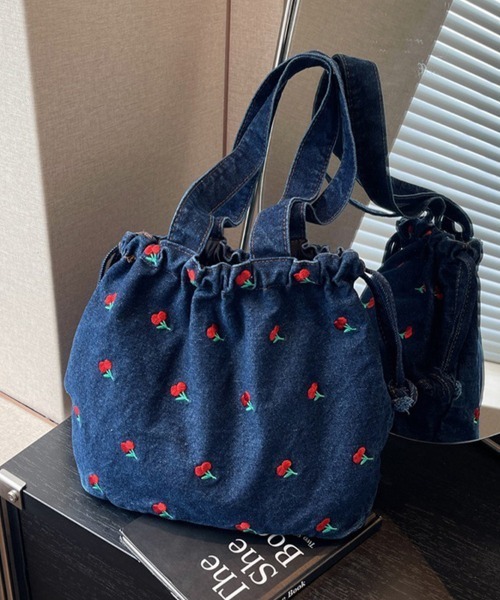 Doux Belle(ドゥーベル)の「チェリー柄 巾着風デニムバッグ(ハンドバッグ・レディース・インディゴブルー/ライトブルー/ブラック・FREE)」の10枚目の写真