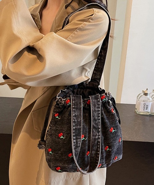 Doux Belle(ドゥーベル)の「チェリー柄 巾着風デニムバッグ(ハンドバッグ・レディース・インディゴブルー/ライトブルー/ブラック・FREE)」の11枚目の写真
