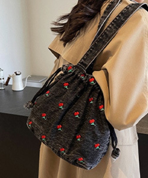 Doux Belle(ドゥーベル)の「チェリー柄 巾着風デニムバッグ(ハンドバッグ・レディース・インディゴブルー/ライトブルー/ブラック・FREE)」の12枚目の写真
