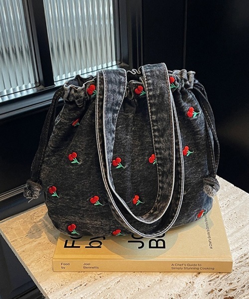 Doux Belle(ドゥーベル)の「チェリー柄 巾着風デニムバッグ(ハンドバッグ・レディース・インディゴブルー/ライトブルー/ブラック・FREE)」の13枚目の写真