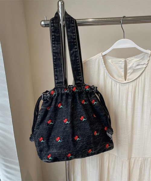 Doux Belle(ドゥーベル)の「チェリー柄 巾着風デニムバッグ(ハンドバッグ・レディース・インディゴブルー/ライトブルー/ブラック・FREE)」の14枚目の写真