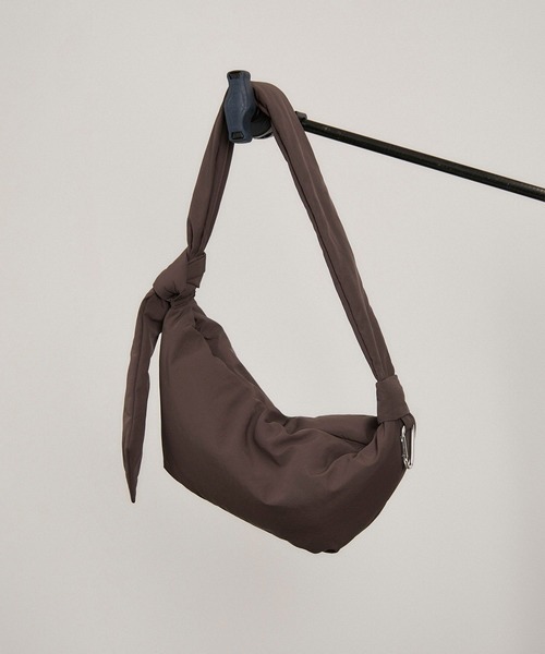 SALON adam et rope'(サロン アダム エ ロペ)の「【WEB限定】パフナイロンショルダーバッグ(ショルダーバッグ・レディース・ダークブラウン/ブラック・FREE)」の1枚目の写真