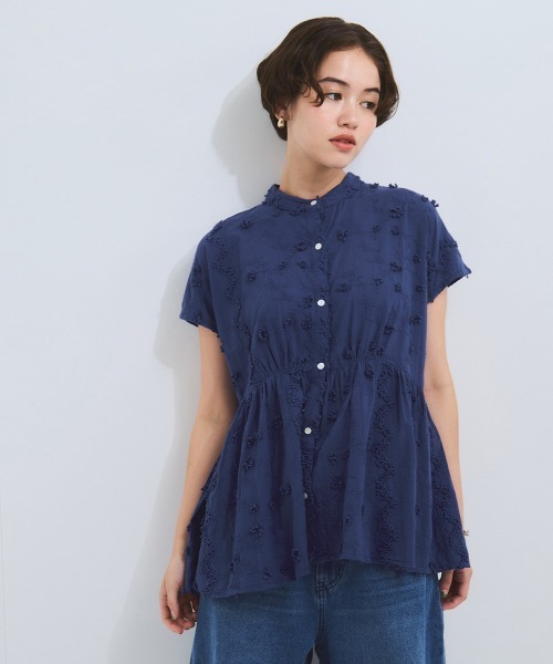 VICKY(ビッキー)の「3D刺繍バンドカラーブラウス≪手洗い可能≫(シャツ/ブラウス・レディース・ブラック/オフホワイト/ブルー・M)」の1枚目の写真