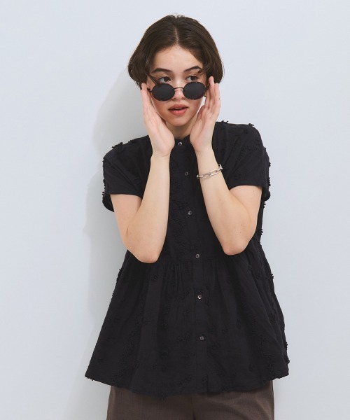 VICKY(ビッキー)の「3D刺繍バンドカラーブラウス≪手洗い可能≫(シャツ/ブラウス・レディース・ブラック/オフホワイト/ブルー・M)」の3枚目の写真