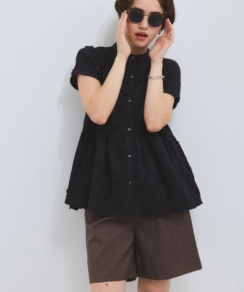 VICKY(ビッキー)の「3D刺繍バンドカラーブラウス≪手洗い可能≫(シャツ/ブラウス・レディース・ブラック/オフホワイト/ブルー・M)」の12枚目の写真