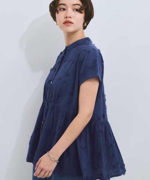 VICKY(ビッキー)の「3D刺繍バンドカラーブラウス≪手洗い可能≫(シャツ/ブラウス・レディース・ブラック/オフホワイト/ブルー・M)」の8枚目の写真