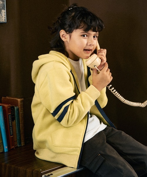 KRIFF MAYER Kid's Collection（クリフメイヤーキッズコレクション）の「【裏起毛】あたたか袖ラインパーカー（パーカー・キッズ・オフホワイト/グレー/ネイビー/イエロー/チャコール・160/150/140/130/120/170）」の5枚目の写真