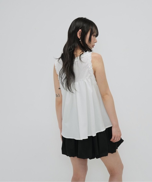 Enewd nina（エニュードニーナ）の「フリル フレア ノースリーブ　ブラウス（シャツ/ブラウス・レディース・ホワイト/ホワイト×ブラック・FREE）」の5枚目の写真