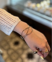 Vini（ヴィニ）の「レイヤード ウェーブ バングル（バングル/リストバンド）」