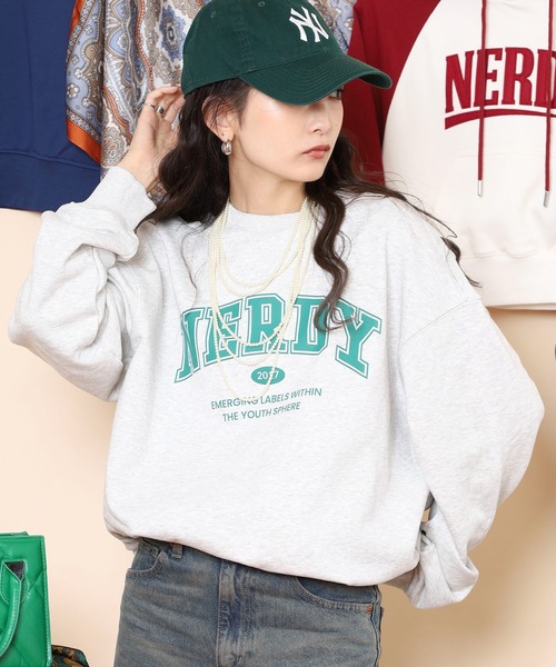 NERDY(ノルディ)の「アウトラインアーチロゴスウェットシャツ(スウェット・メンズ・ネイビー/ホワイト/ピンク・M/SS/L/S)」の5枚目の写真