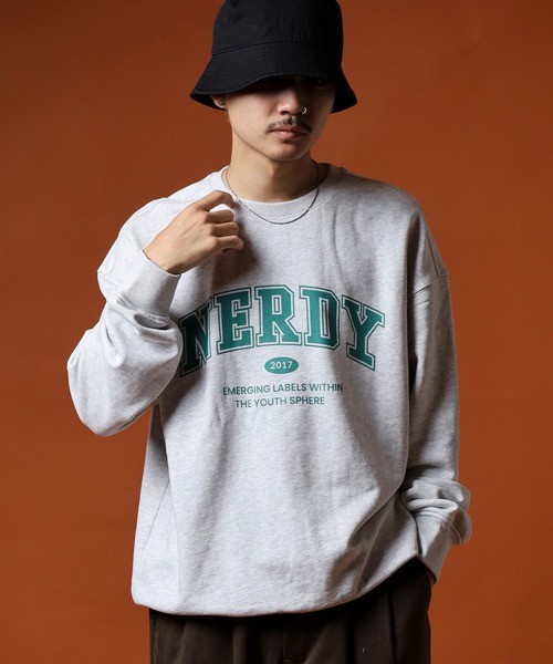 NERDY(ノルディ)の「アウトラインアーチロゴスウェットシャツ(スウェット・メンズ・ネイビー/ホワイト/ピンク・M/SS/L/S)」の13枚目の写真