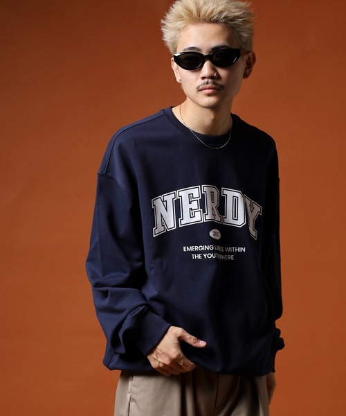 NERDY(ノルディ)の「アウトラインアーチロゴスウェットシャツ(スウェット・メンズ・ネイビー/ホワイト/ピンク・M/SS/L/S)」の18枚目の写真