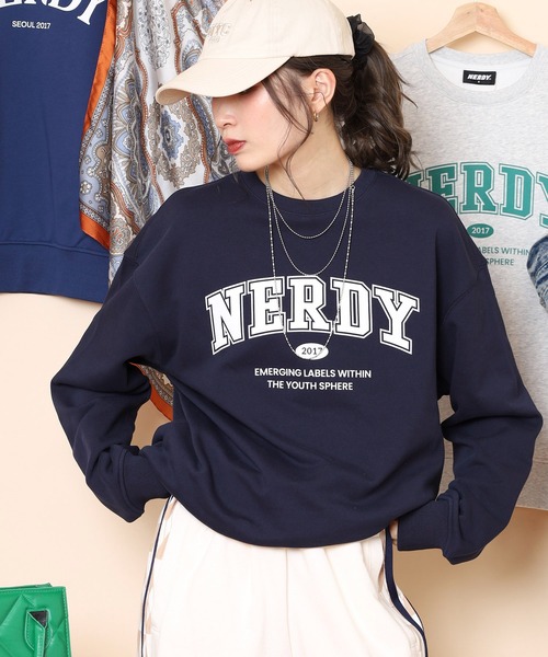 NERDY(ノルディ)の「アウトラインアーチロゴスウェットシャツ(スウェット・メンズ・ネイビー/ホワイト/ピンク・M/SS/L/S)」の9枚目の写真