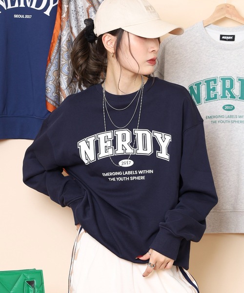 NERDY(ノルディ)の「アウトラインアーチロゴスウェットシャツ(スウェット・メンズ・ネイビー/ホワイト/ピンク・M/SS/L/S)」の10枚目の写真