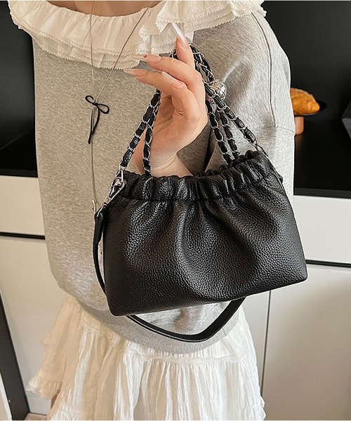 LA VORAGINE(ラ ヴォラジネ)の「クラウドプリーツ2WAYチェーンバケットバッグ(トートバッグ・レディース・ブラック/ホワイト/レッド/シルバー・FREE)」の2枚目の写真