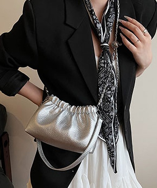LA VORAGINE(ラ ヴォラジネ)の「クラウドプリーツ2WAYチェーンバケットバッグ(トートバッグ・レディース・ブラック/ホワイト/レッド/シルバー・FREE)」の5枚目の写真