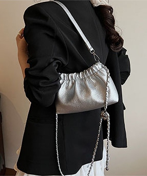 LA VORAGINE(ラ ヴォラジネ)の「クラウドプリーツ2WAYチェーンバケットバッグ(トートバッグ・レディース・ブラック/ホワイト/レッド/シルバー・FREE)」の6枚目の写真