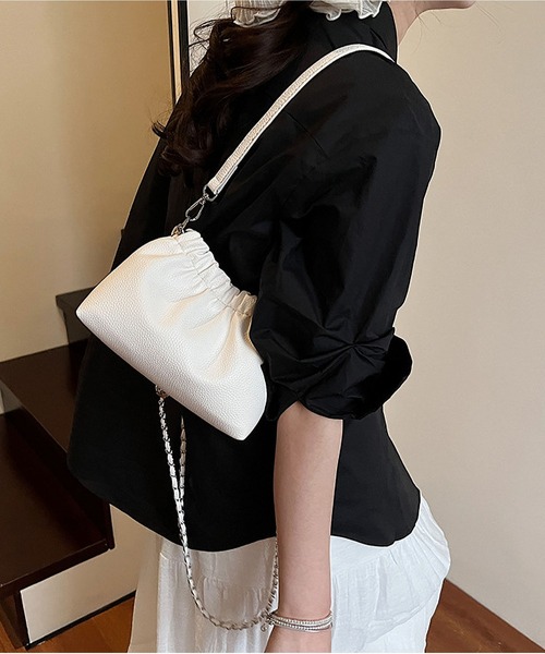 LA VORAGINE(ラ ヴォラジネ)の「クラウドプリーツ2WAYチェーンバケットバッグ(トートバッグ・レディース・ブラック/ホワイト/レッド/シルバー・FREE)」の21枚目の写真