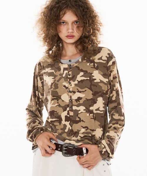 WISH FOR EVER(ウィッシュフォーエバー)の「CAMO DESIGN DOCKING HENRY NECK LONG SLEEVE PULLOVER / カモデザインドッキングヘンリーネックロングスリーブプルオーバー(Tシャツ/カットソー・メンズ・グリーン/ブラウン/ブルー・MEDIUM/SMALL/LARGE)」の2枚目の写真