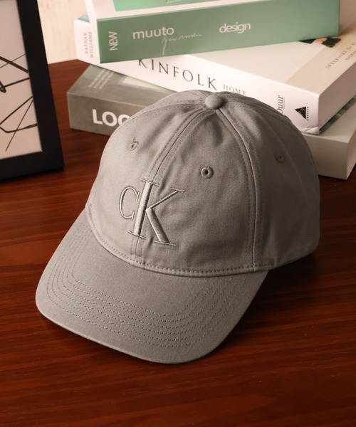 Calvin Klein(カルバン・クライン)の「【Calvin Klein/カルバンクライン】LARGE MONOGRAM EBBROIDERY BASEBALL CAP/ビッグ刺繍ロゴ コットンツイルキャップ(キャップ・メンズ・オフホワイト/ブラック/ブラウン系・FREE/ONE SIZE)」の3枚目の写真