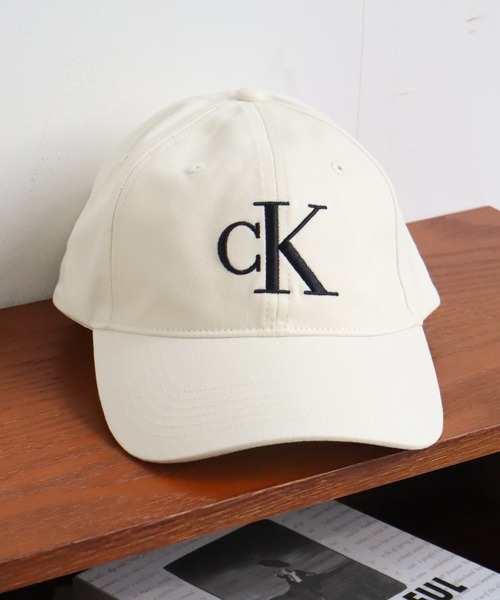 Calvin Klein(カルバン・クライン)の「【Calvin Klein/カルバンクライン】LARGE MONOGRAM EBBROIDERY BASEBALL CAP/ビッグ刺繍ロゴ コットンツイルキャップ(キャップ・メンズ・オフホワイト/ブラック/ブラウン系・FREE/ONE SIZE)」の2枚目の写真