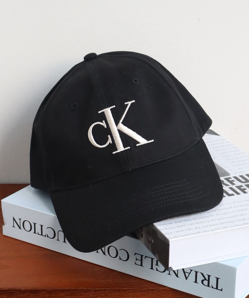 Calvin Klein(カルバン・クライン)の「【Calvin Klein/カルバンクライン】LARGE MONOGRAM EBBROIDERY BASEBALL CAP/ビッグ刺繍ロゴ コットンツイルキャップ(キャップ・メンズ・オフホワイト/ブラック/ブラウン系・FREE/ONE SIZE)」の1枚目の写真
