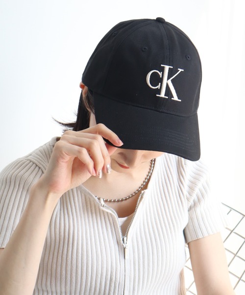 Calvin Klein(カルバン・クライン)の「【Calvin Klein/カルバンクライン】LARGE MONOGRAM EBBROIDERY BASEBALL CAP/ビッグ刺繍ロゴ コットンツイルキャップ(キャップ・メンズ・オフホワイト/ブラック/ブラウン系・FREE/ONE SIZE)」の8枚目の写真