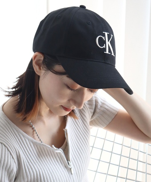 Calvin Klein(カルバン・クライン)の「【Calvin Klein/カルバンクライン】LARGE MONOGRAM EBBROIDERY BASEBALL CAP/ビッグ刺繍ロゴ コットンツイルキャップ(キャップ・メンズ・オフホワイト/ブラック/ブラウン系・FREE/ONE SIZE)」の6枚目の写真