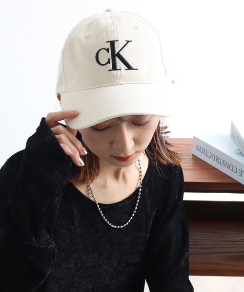 Calvin Klein(カルバン・クライン)の「【Calvin Klein/カルバンクライン】LARGE MONOGRAM EBBROIDERY BASEBALL CAP/ビッグ刺繍ロゴ コットンツイルキャップ(キャップ・メンズ・オフホワイト/ブラック/ブラウン系・FREE/ONE SIZE)」の10枚目の写真