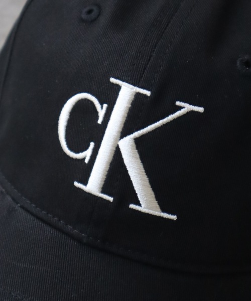 Calvin Klein(カルバン・クライン)の「【Calvin Klein/カルバンクライン】LARGE MONOGRAM EBBROIDERY BASEBALL CAP/ビッグ刺繍ロゴ コットンツイルキャップ(キャップ・メンズ・オフホワイト/ブラック/ブラウン系・FREE/ONE SIZE)」の11枚目の写真